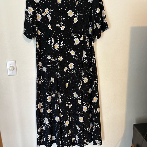 Women's Size 18
Daisy and polka dotPrint Button down dress - Picture 2 of 8